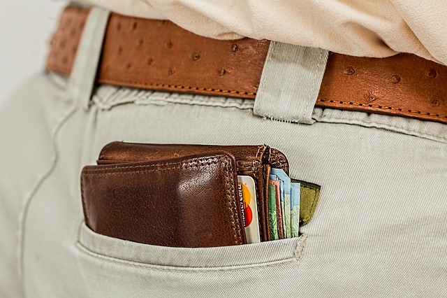 muž s peněženkou v kapse