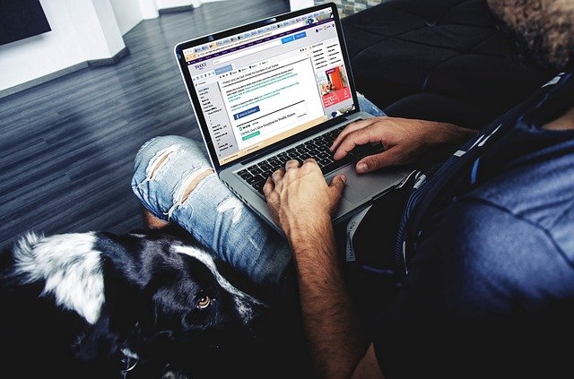muž pracující na laptopu.jpg